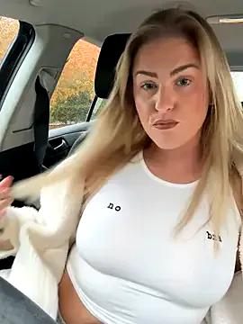 Charleigh_xx — Pussy squats over cam