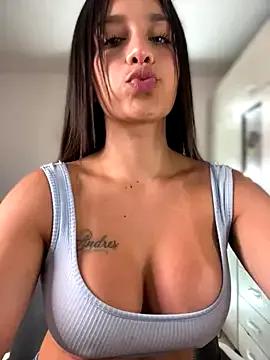 Emmily_19 on StripChat 