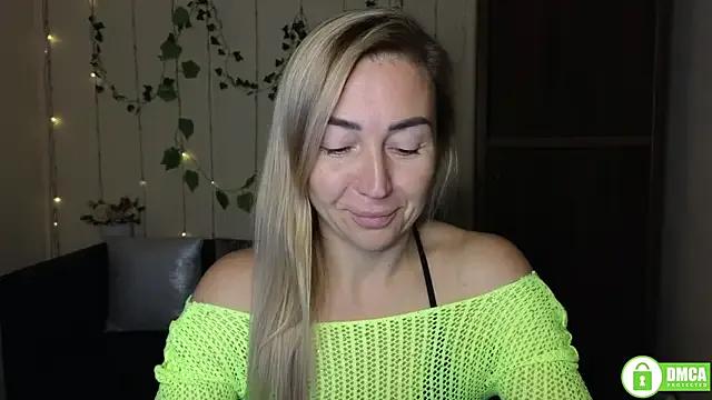 Kiss_julli88I on StripChat 