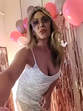 lolavalecuatro on StripChat 